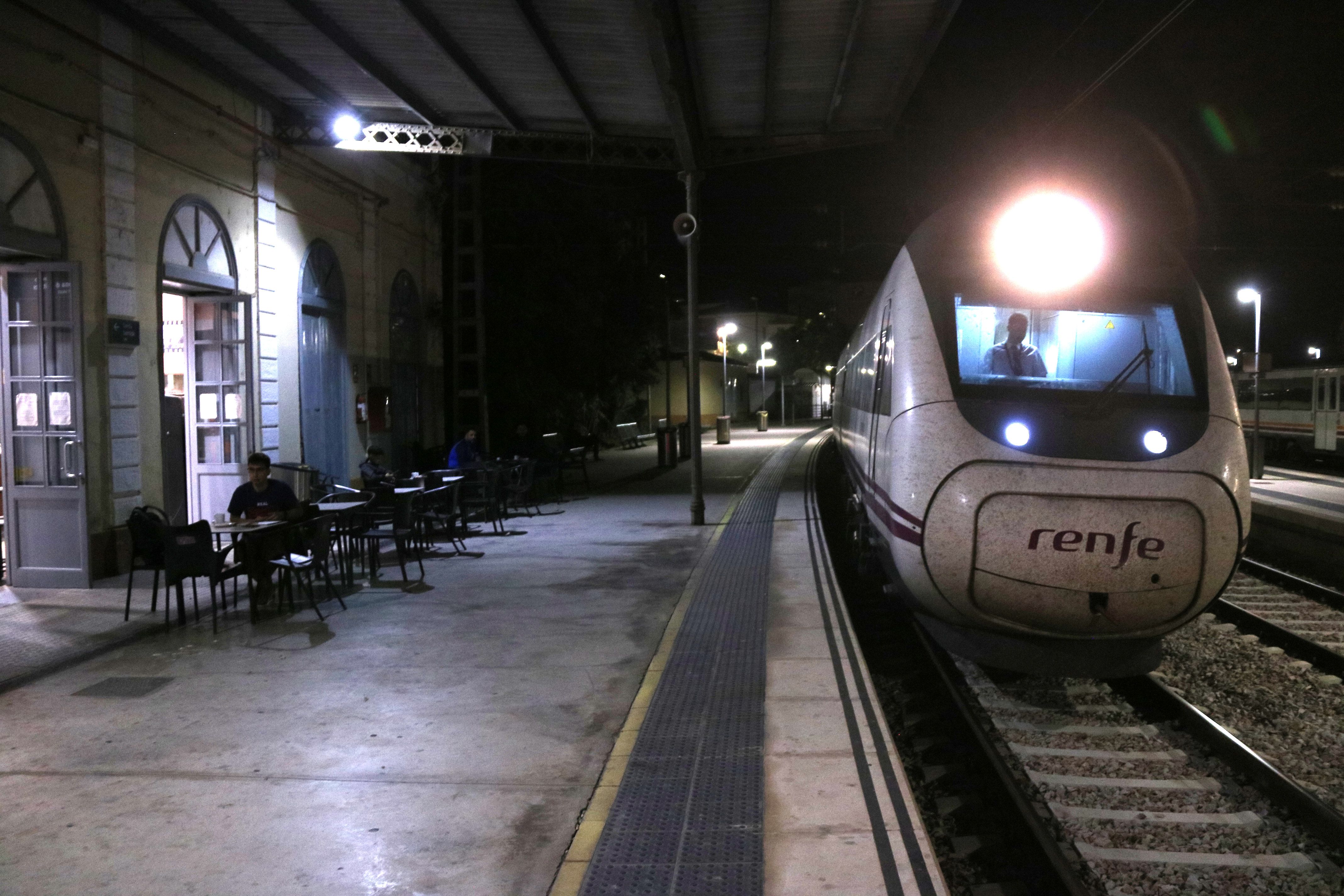 El tren Avant, a la seva arribada a l'estació de Tortosa aquest dimarts a la matinada