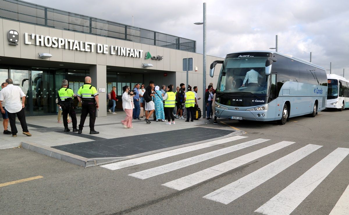 La situació, de bon matí, en el transbord entre el tren i el bus a l'Hospitalet de l'Infant.