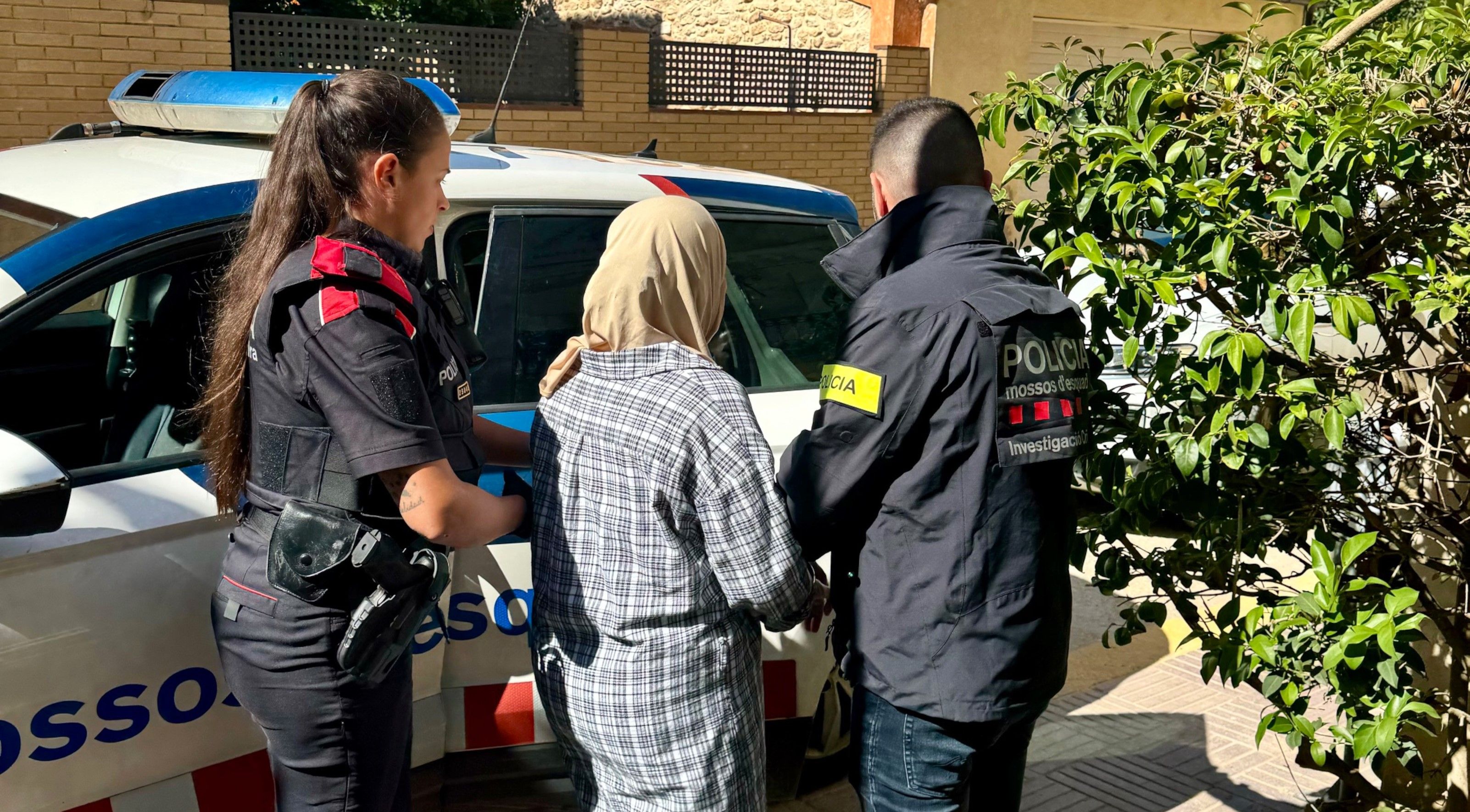 Dos agents dels Mossos detenen una dona com a presumpta autora d'un robatori de joies a una dona gran a Benissanet