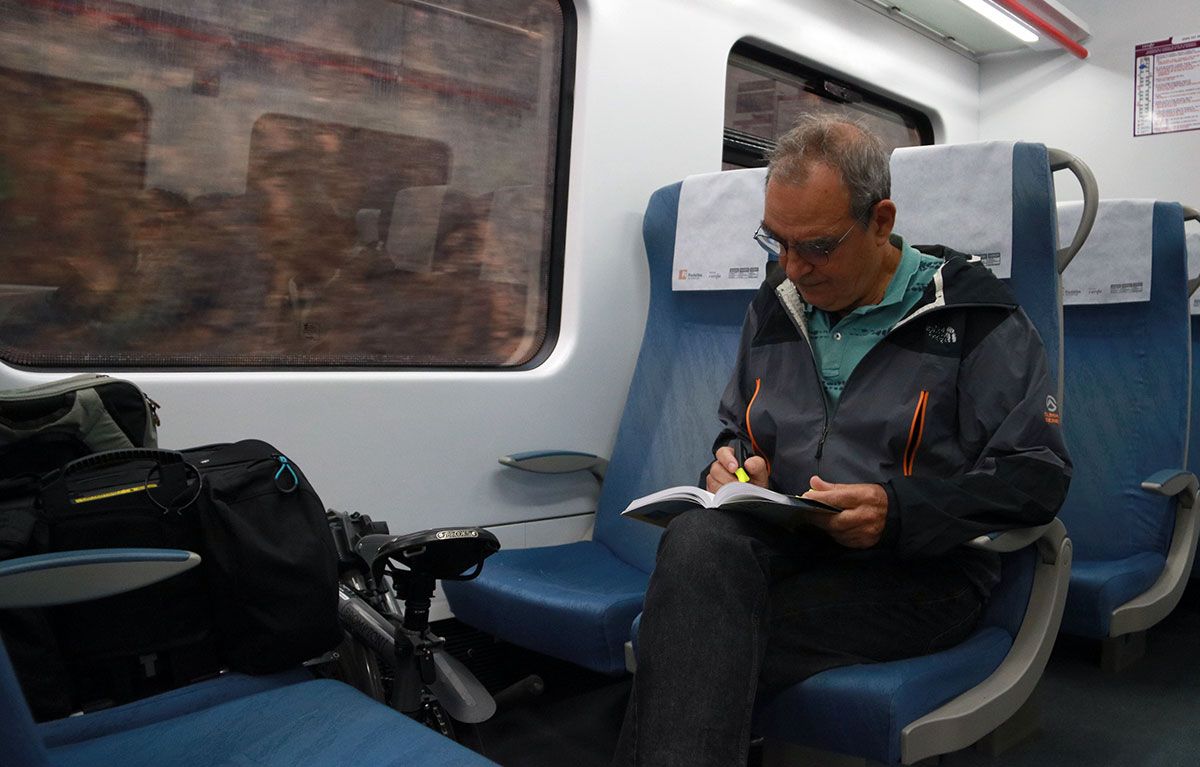 Josep Maria, un professor universitari, viatjant amb tren per l'R15 fins a Barcelona.