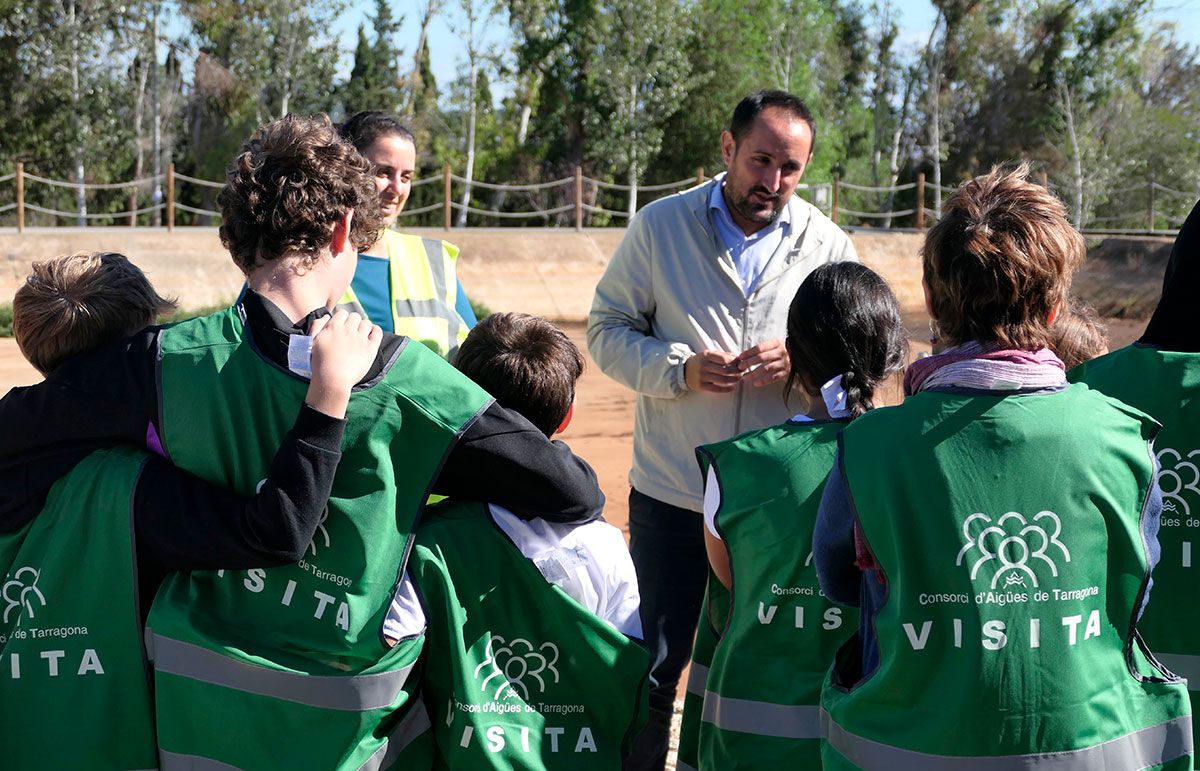 El president del CAT i alguns alumnes durant la visita d'este dijous.