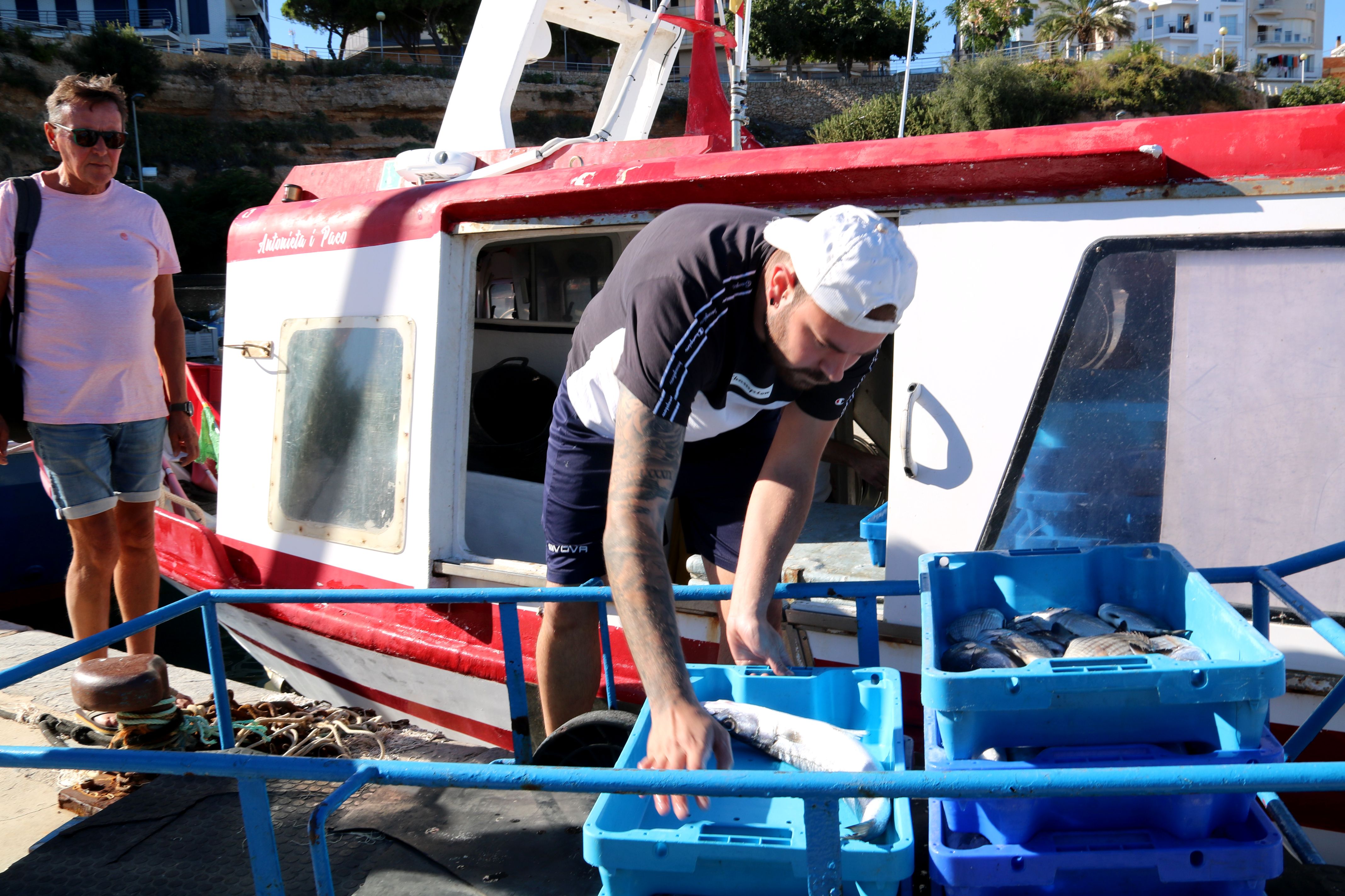 Pescadors descarregant peix a l'Ametlla de Mar  Data de publicació: divendres 04 d’octubre del 2024, 12:03  Localització: L'Ametlla de Mar  Autor: Anna Ferràs 