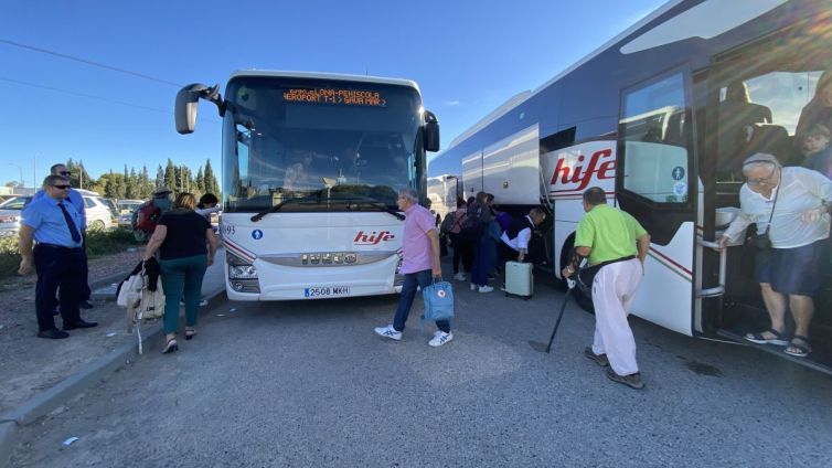 Tranbordament entre autobusos, a l'Aldea.