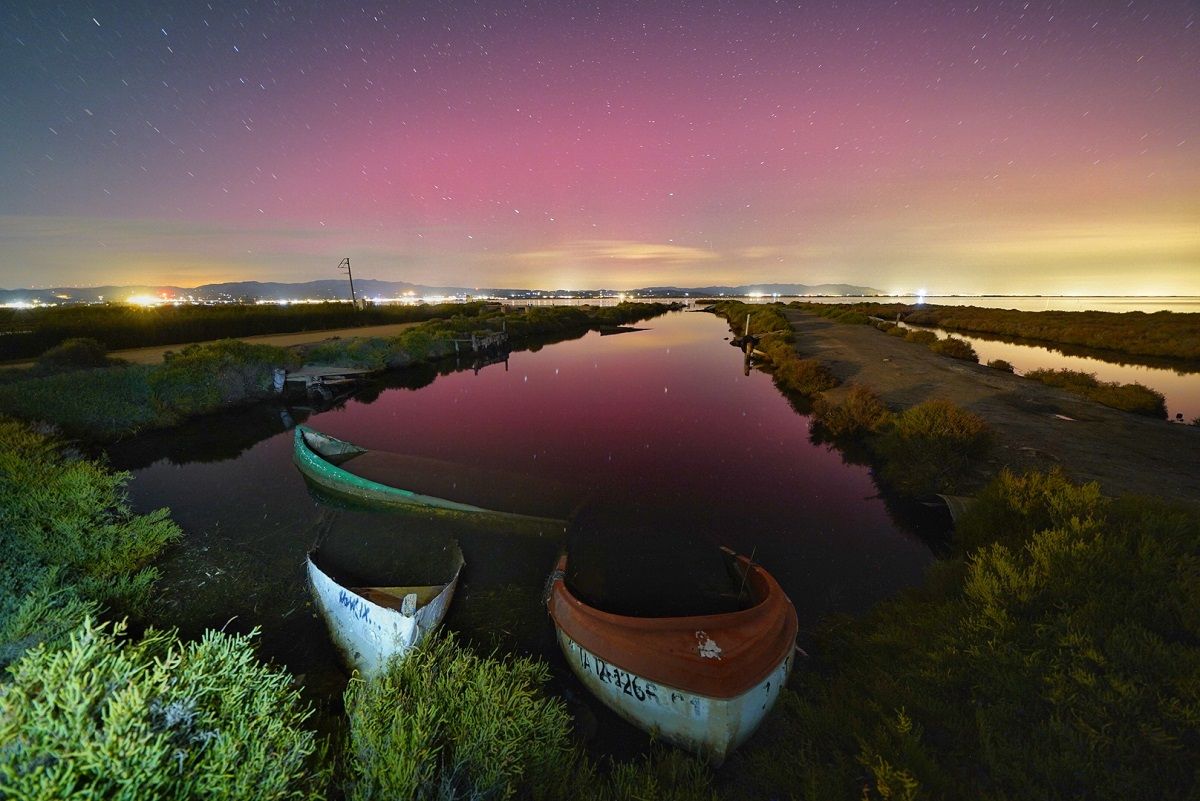 Aurora boreal des de la Badia del Fangar, al Delta de l'Ebre