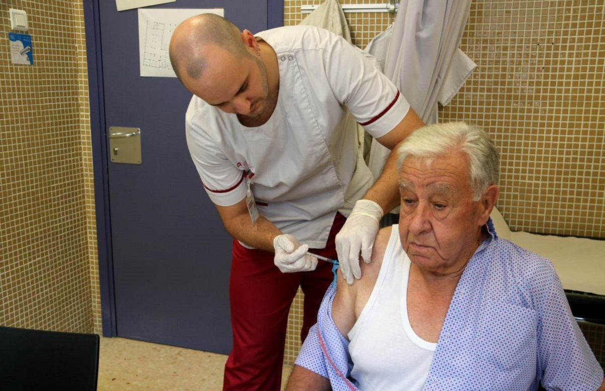 Un infermer vacuna un pacient al CAP Baix Ebre, a Tortosa.