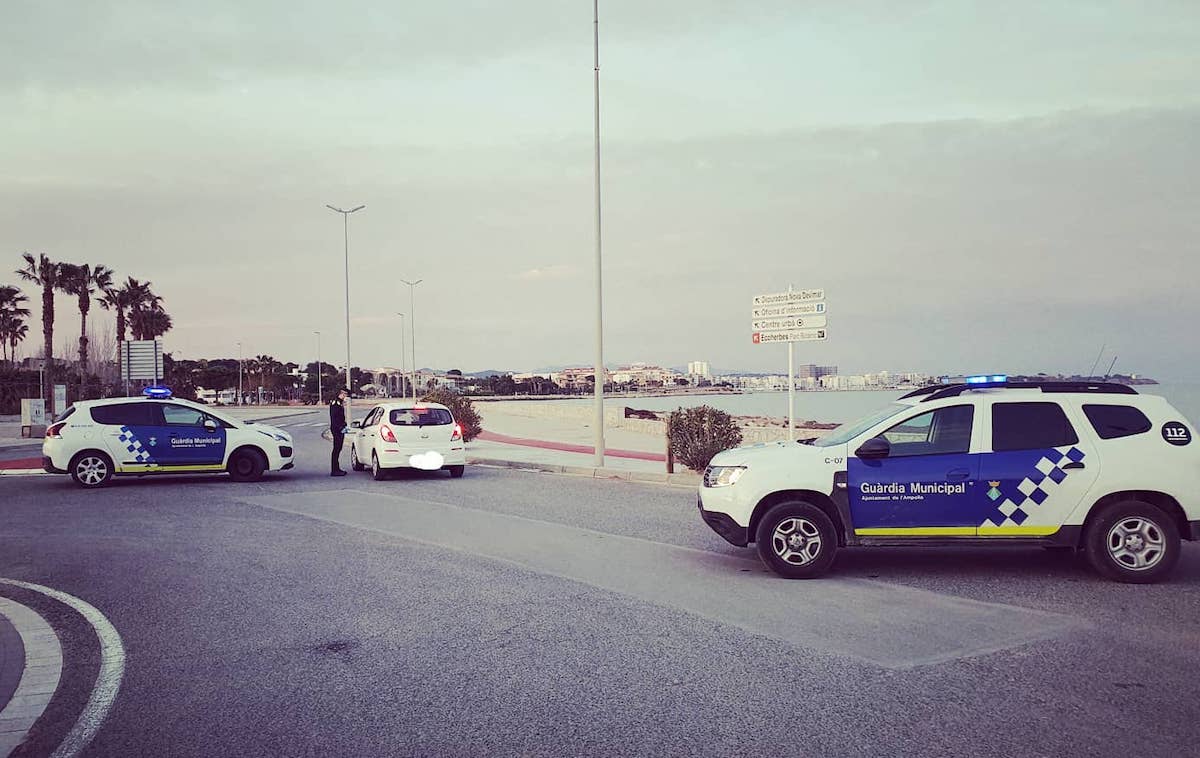 Vehicles de la Policia Local al passeig de l'Ampolla, en una imatge d'arxiu.