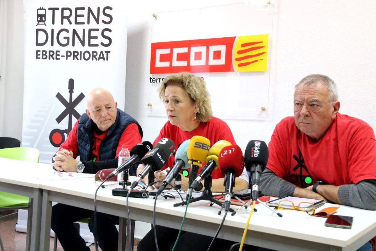 Valentí Marin, Cinta Galiana i Josep Casadó, portaveus de Trens Dignes, en roda de premsa a Tortosa