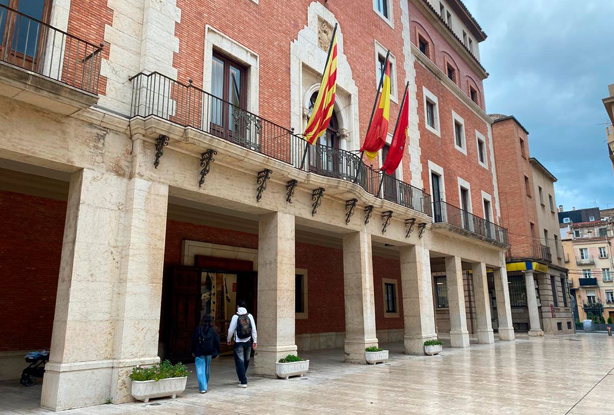 La façana de l'ajuntament de Tortosa.