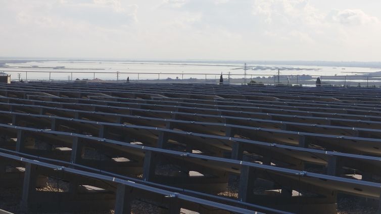 Planta fotovoltaica del CAT de l'Ampolla amb el Delta de l'Ebre de fons