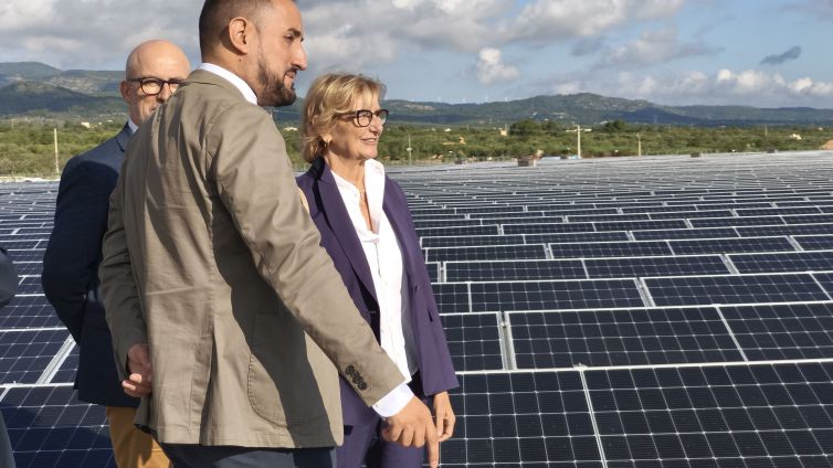 La directora general de Transició Hídrica, Concha Zorrilla,encarregada d'inagurar la nova planta solar