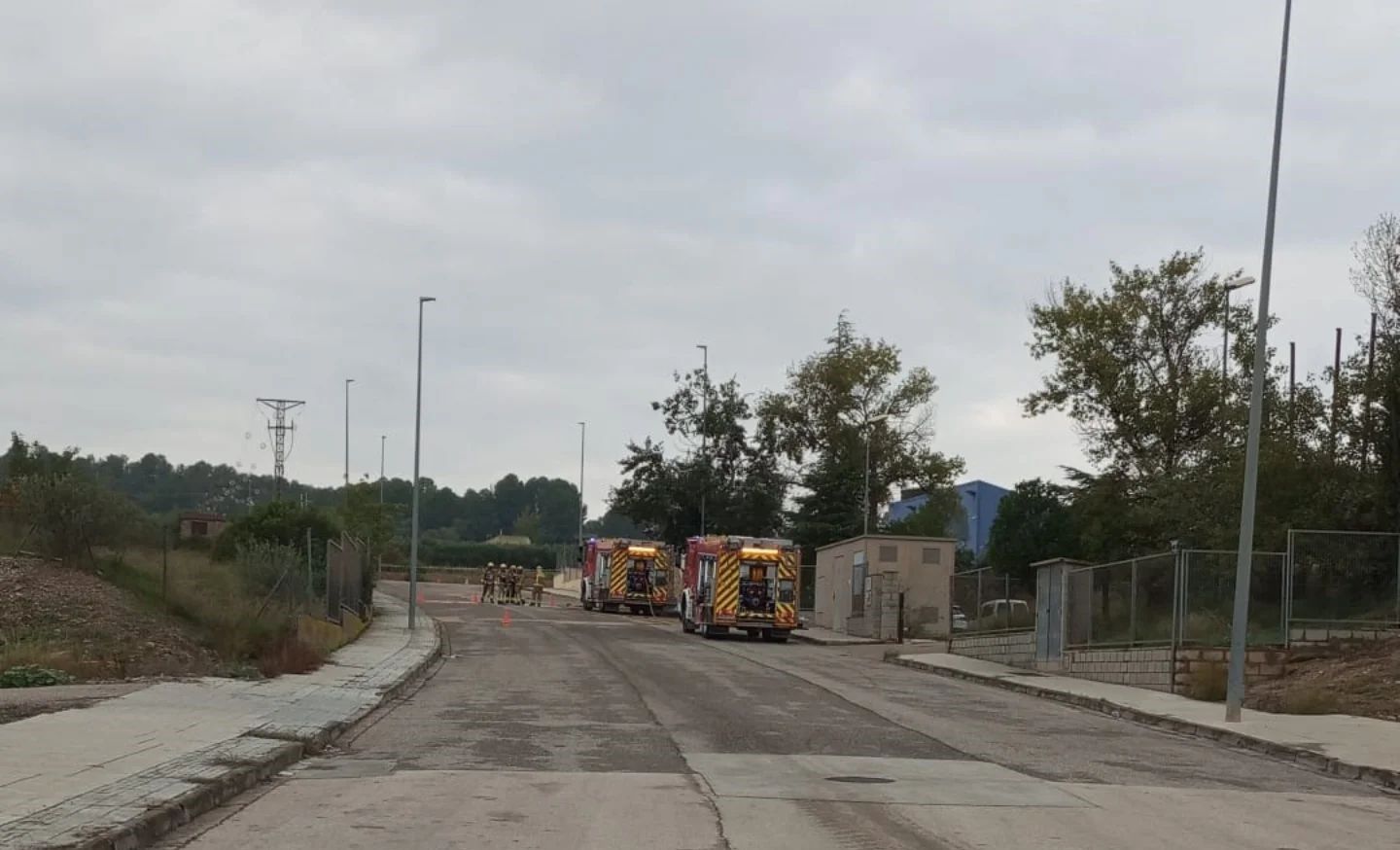 Imatge dels Bombers treballant a Flix en la fuita d'un dipòsit d'hidrocarburs liquats d'un camió cisterna