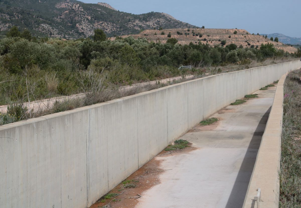 Canal Xerta Sénia, al seu pas per una de les finques adherides al regadiu.