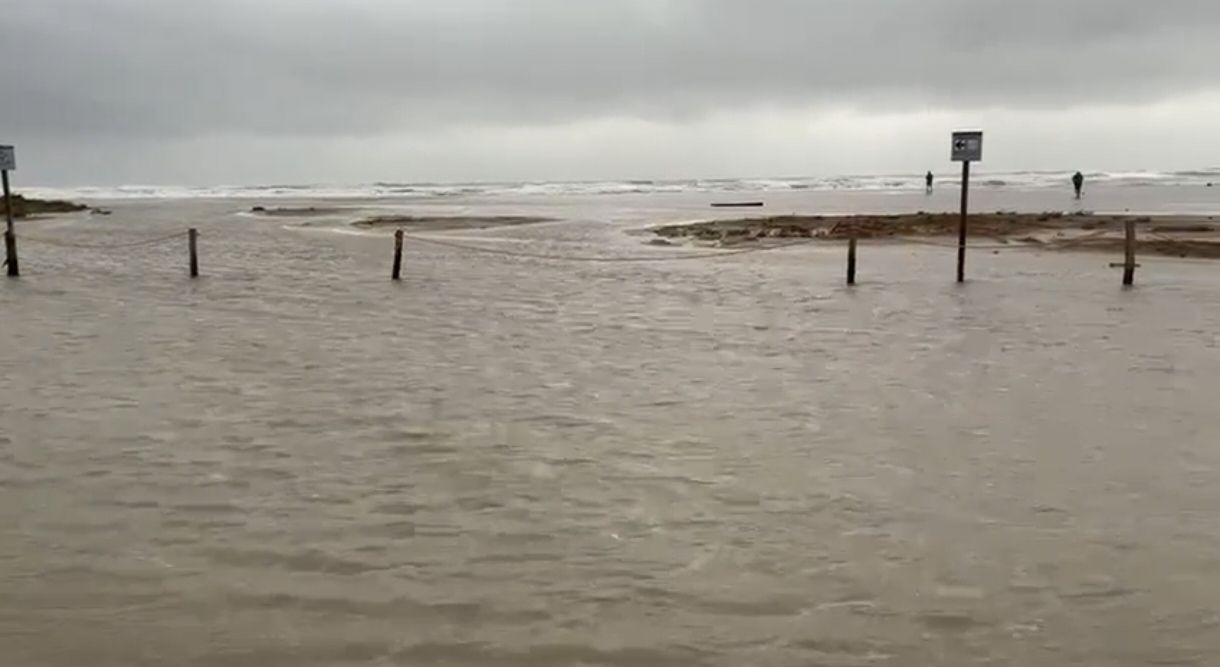 La Barra del Trabucador engolida pel mar este dimecres al matí