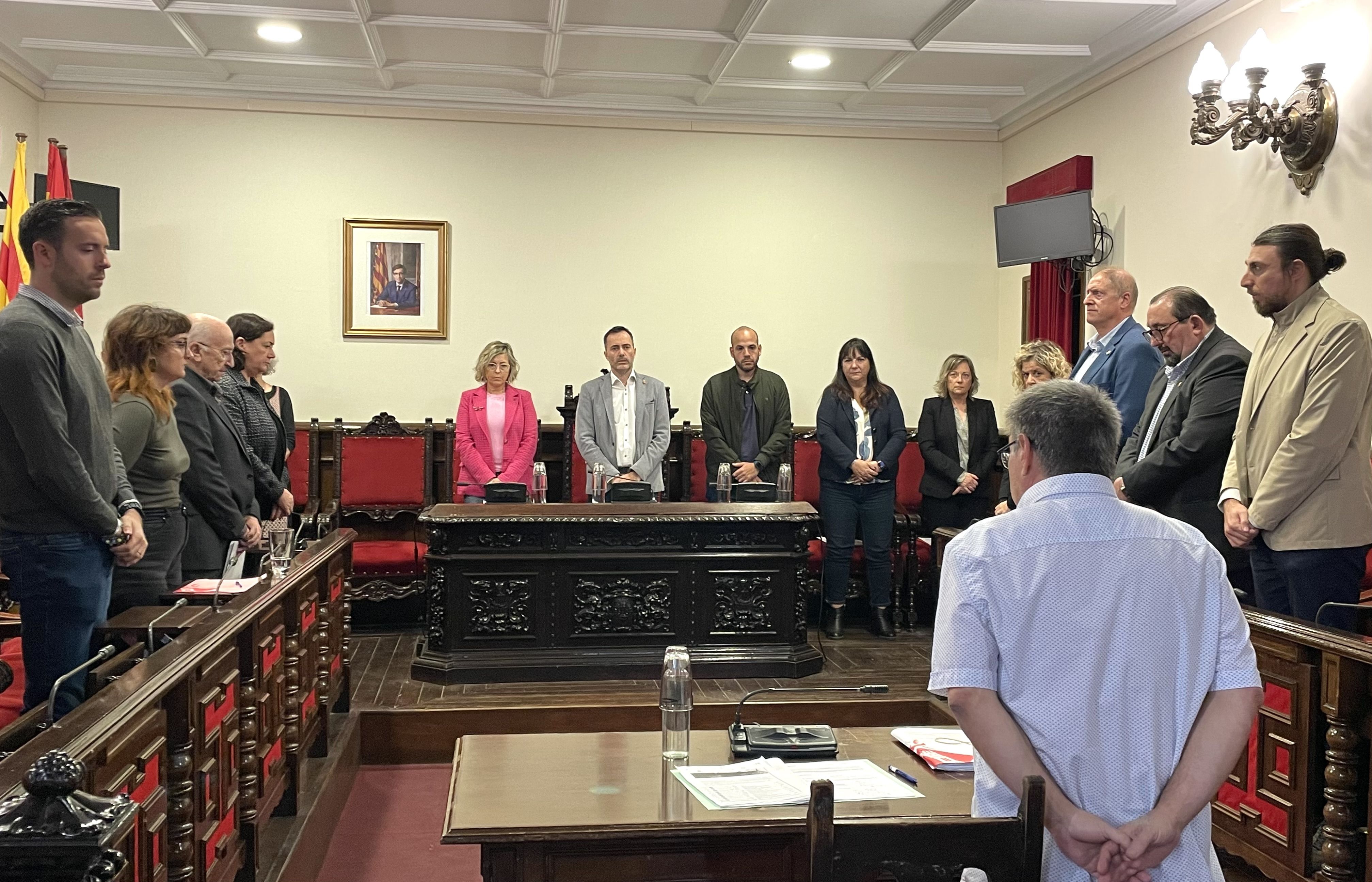 Minut de silenci durant el ple de Tortosa en solidaritat amb les víctimes i afectats de la Dana