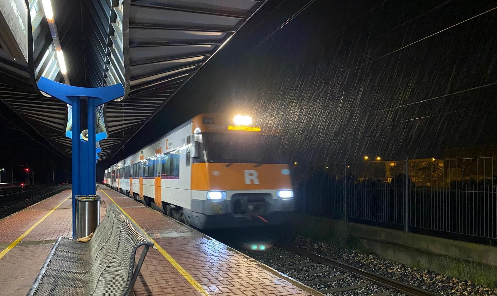 Estació de  tren de l'Aldea durant el temporal de la DANA