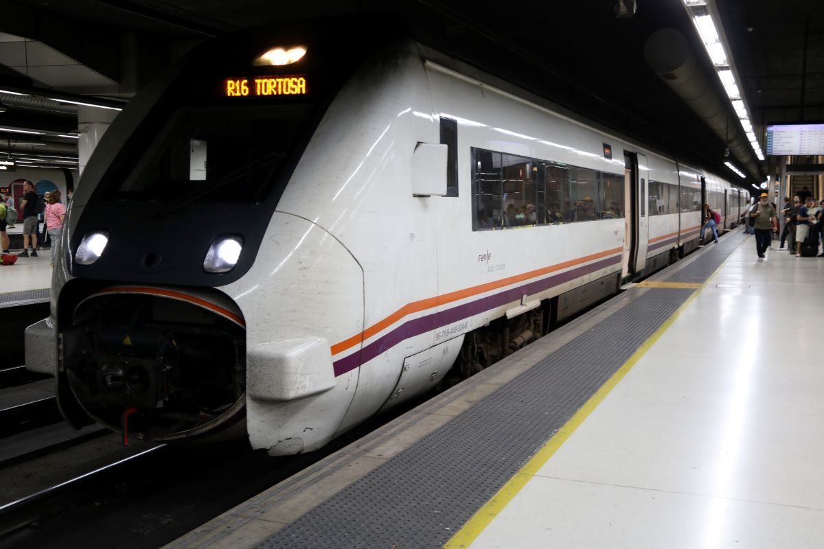 Un tren de l'R16 cap a Tortosa a punt de sortir de l'estació de Sants, en el primer dia de tall a Roda de Berà