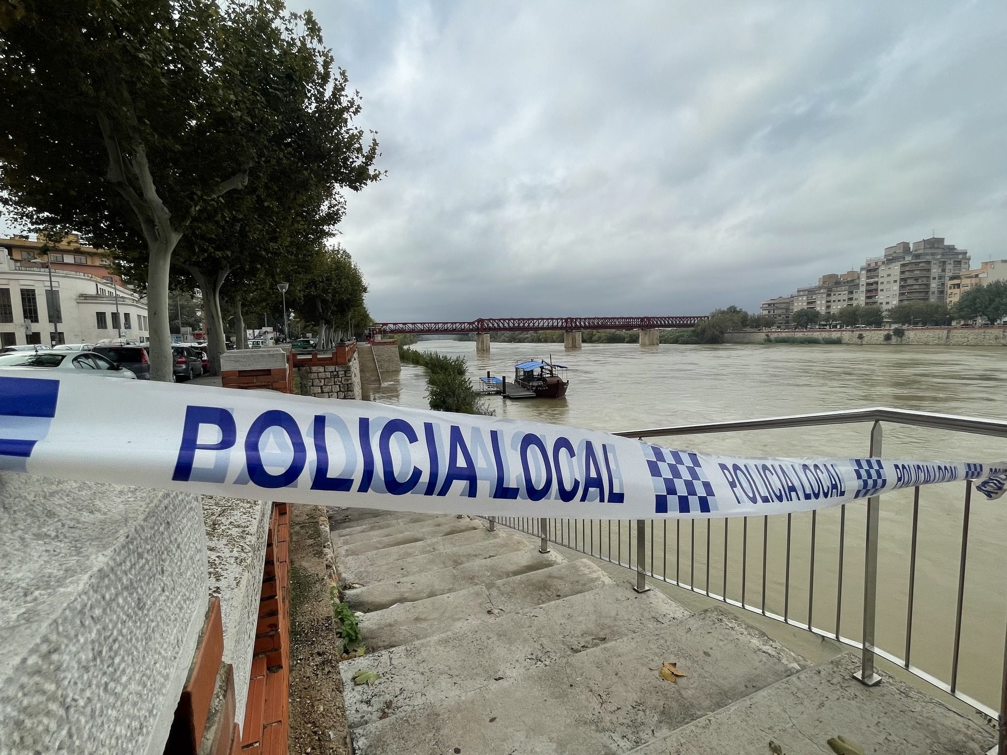 Accés al riu Ebre tancat, a Tortosa.