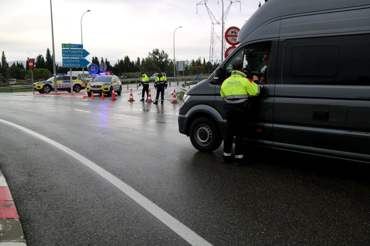 Agents dels Mossos restringeixen l'accés a l'AP-7 a l'Aldea i informen els conductors