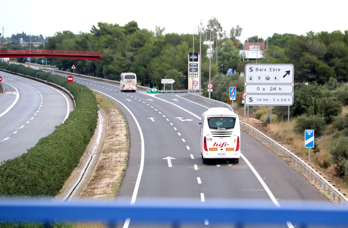 Dos únics busos circulant per l'AP-7 a l'Aldea.