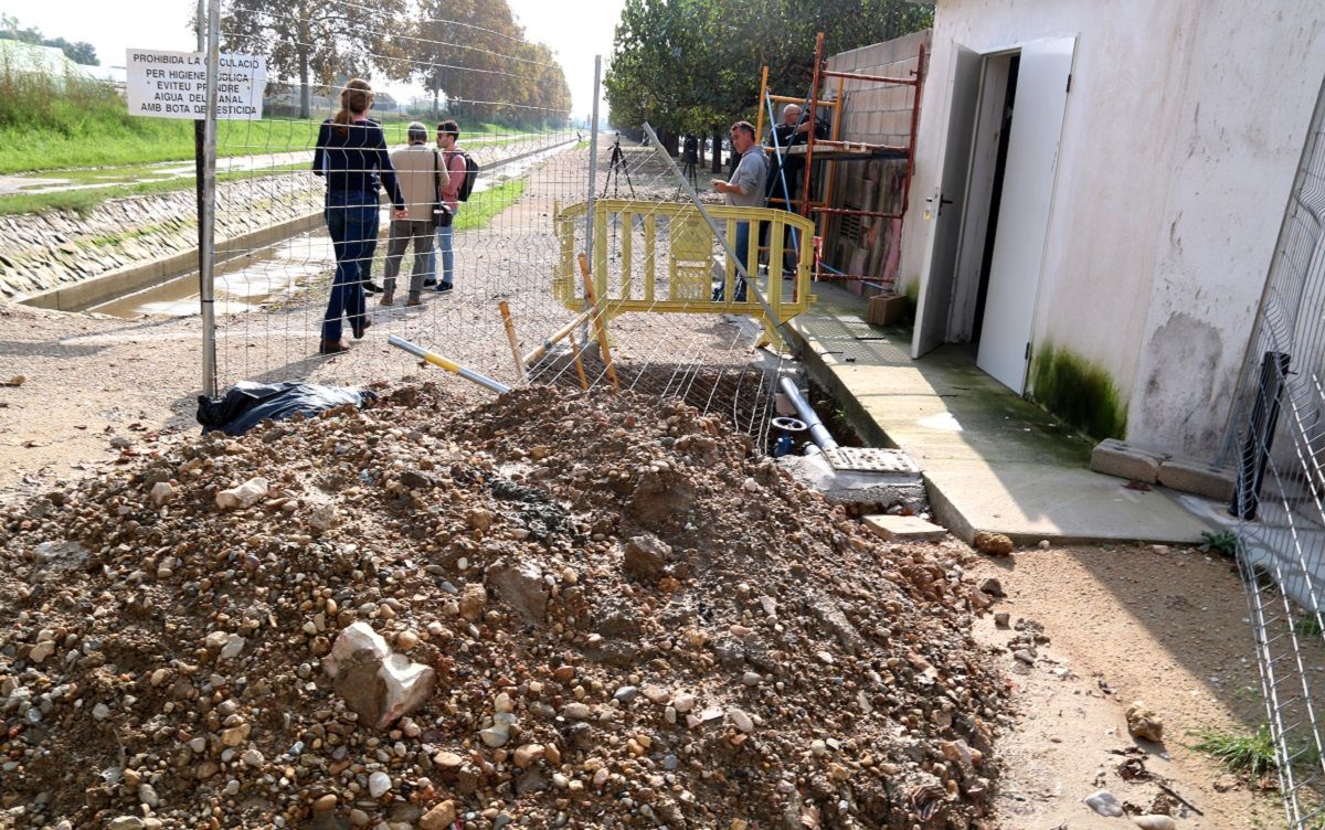 Material d'obra davant l'estació de bombament de pluvials d'Amposta.