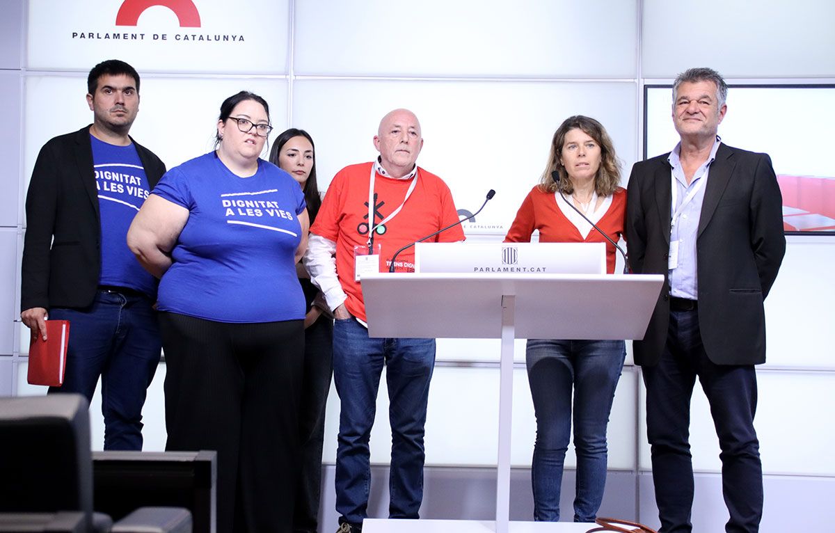 Roda de premsa dels portaveus de les plataformes per la millora del servei ferroviari, al Parlament.