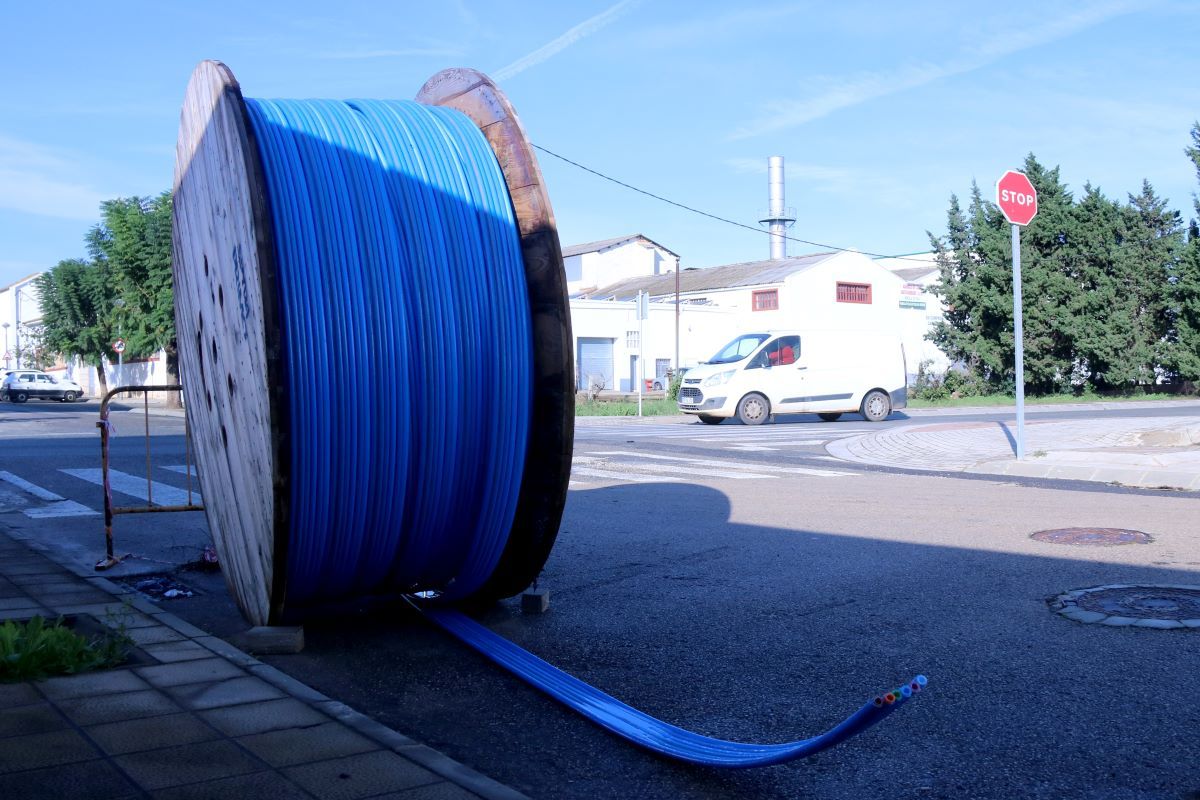 Una bobina de tubs per a l'estesa de la fibra òptica en un carrer de Santa Bàrbara (Montsià)