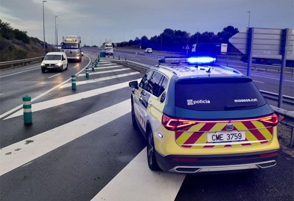 Un vehicle dels Mossos en un dels punts de tall.