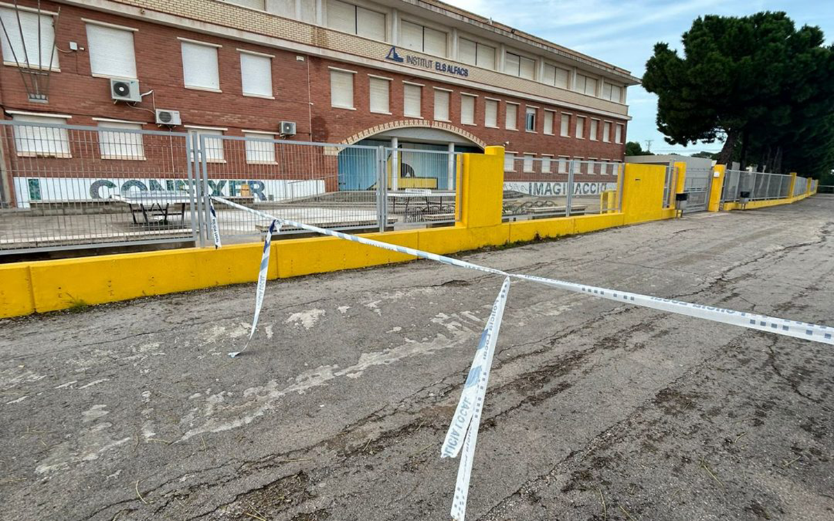 Façana de l'institut els Alfacs, este dijous.