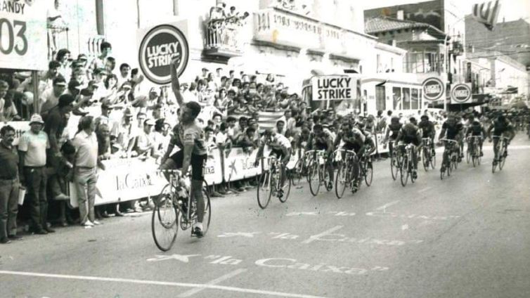 La Volta Ciclista tancant etapa a Amposta l'any 1983