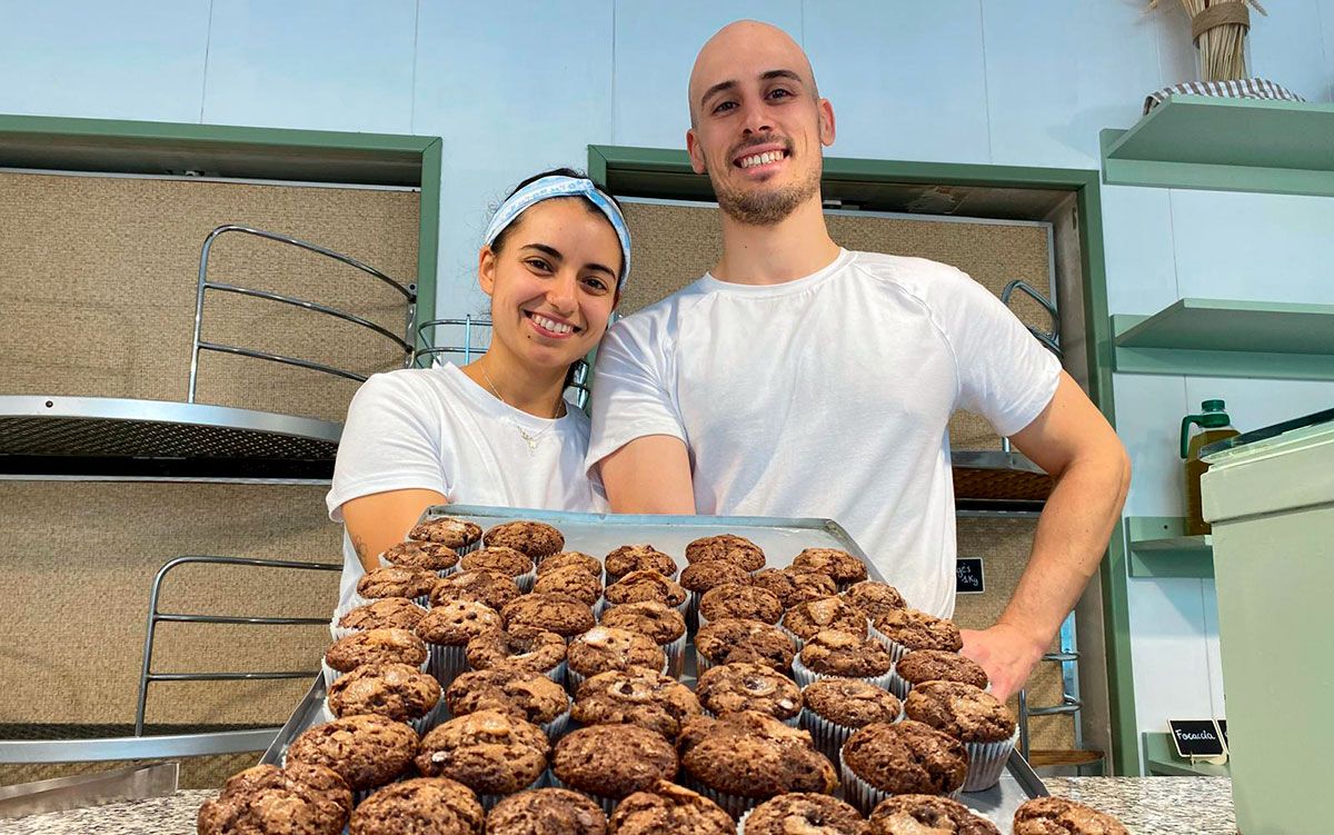 Sara i Marc, amb una safata de magdalenes de xocolata.