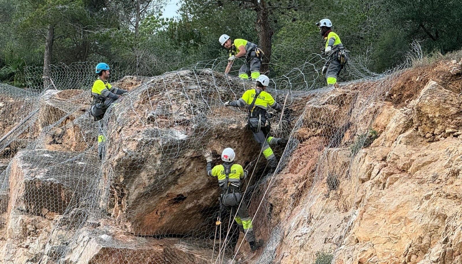 Tècnics de Geotalud treballant en la consolidació i sanejament del talús d'on es va despdrendre una pedra el dia 21 i que ha obligat a tancar l'institut els Alfacs més d'una setmana