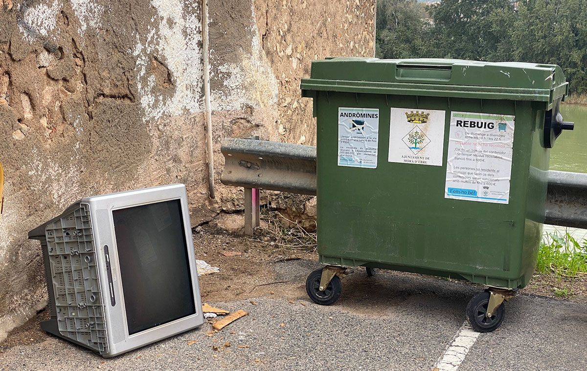 Veïns d’altres localitats deixen els seus residus als contenidors de Móra d’Ebre.