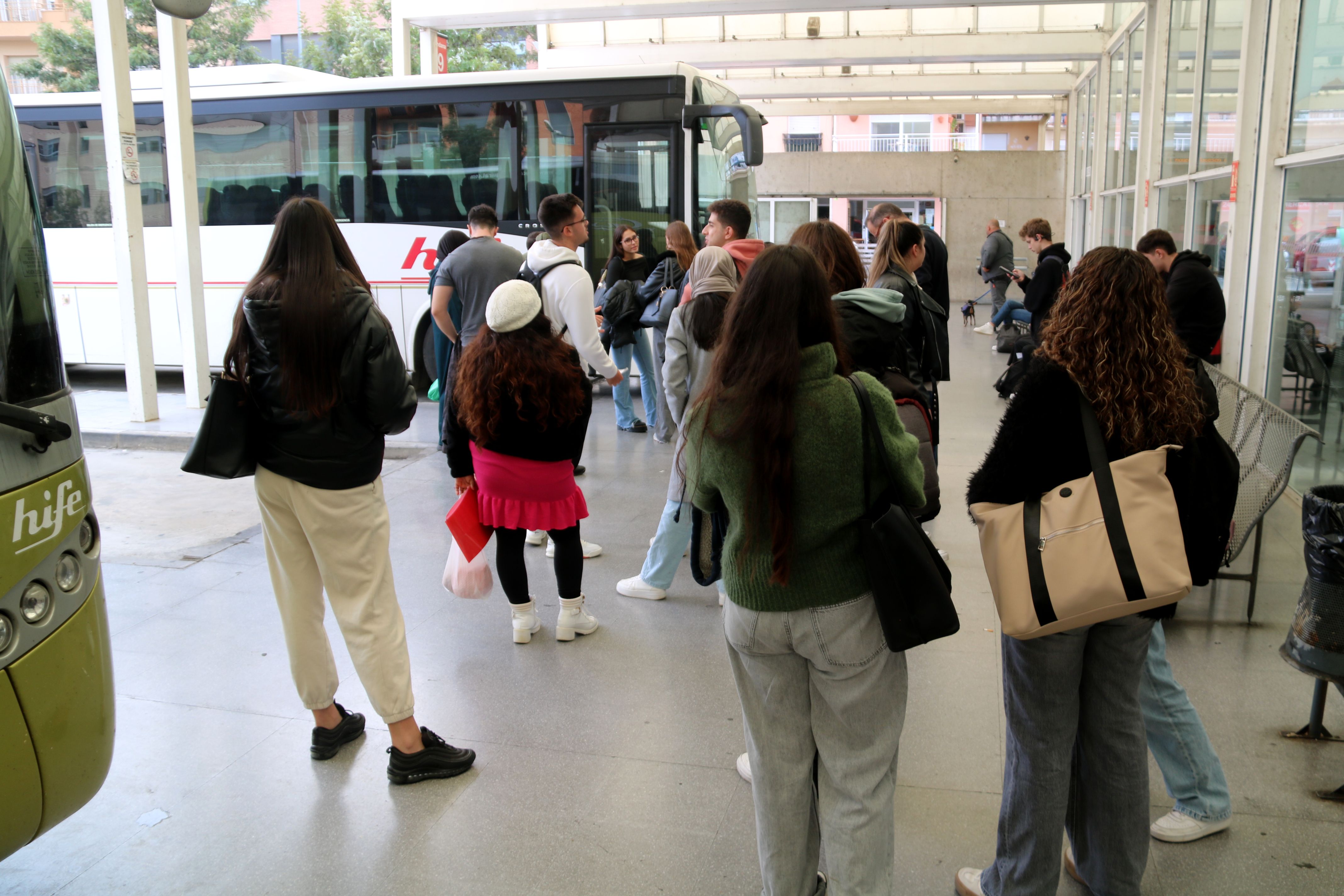 Cua de passatgers esperant per pujar al bus que viatja a Alcanar des de l'estació de Tortosa