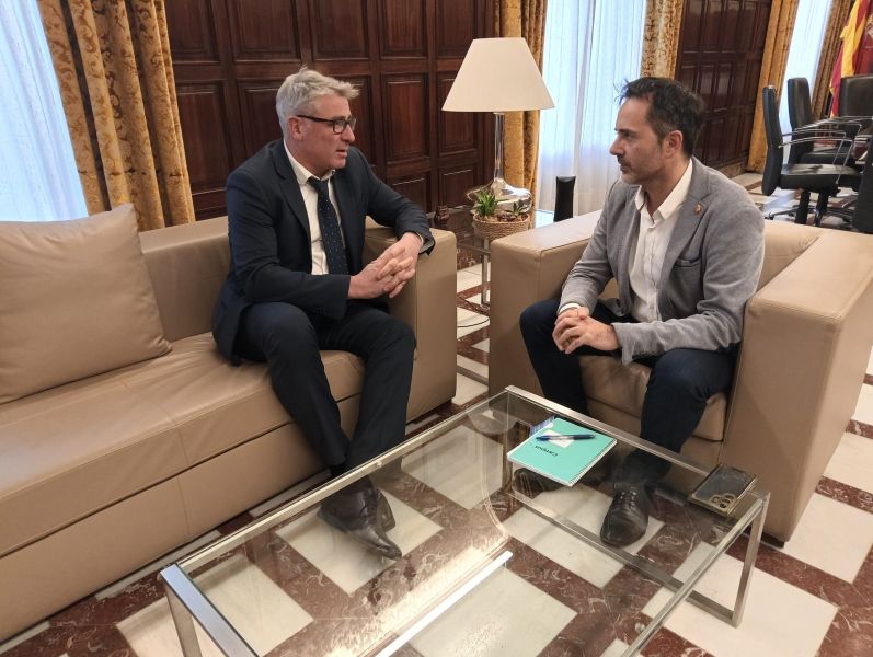 Jordi Jordan, alcalde de Tortosa, reunit amb Antonio Carmona, director de Rodalies