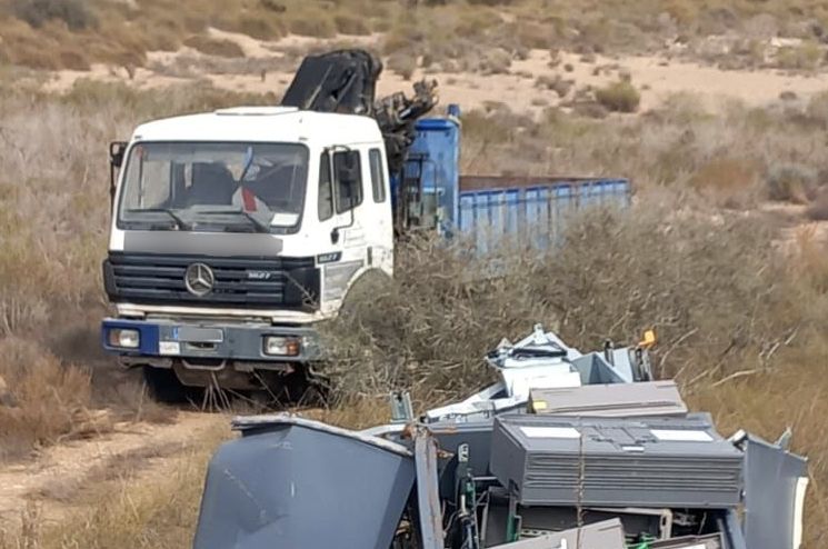 Un dels caixers robats d’una entitat bancària i abandonat en un descampat