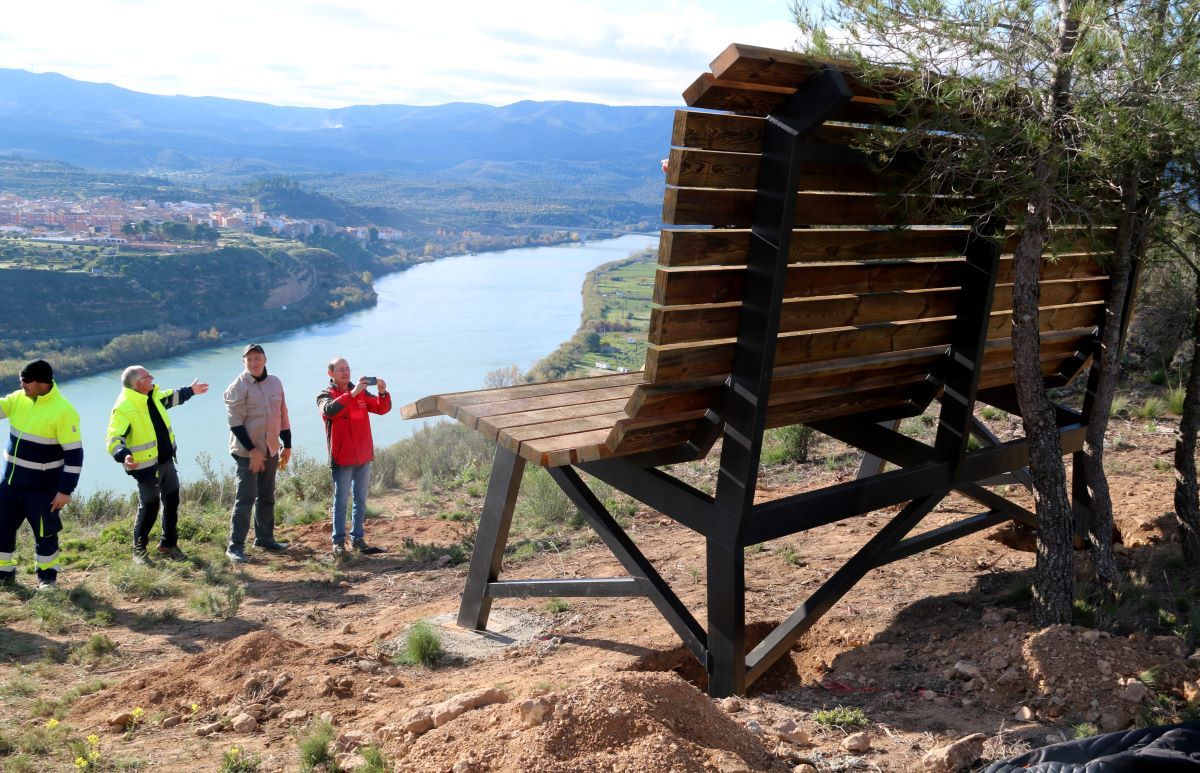 Membres de Figot Tours celebrant la instal·lació del banc gegant al mirador de Vall de Porcs de Riba-roja d'Ebre