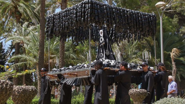 La processó de la Santa desfilant pels carrers de Tortosa.