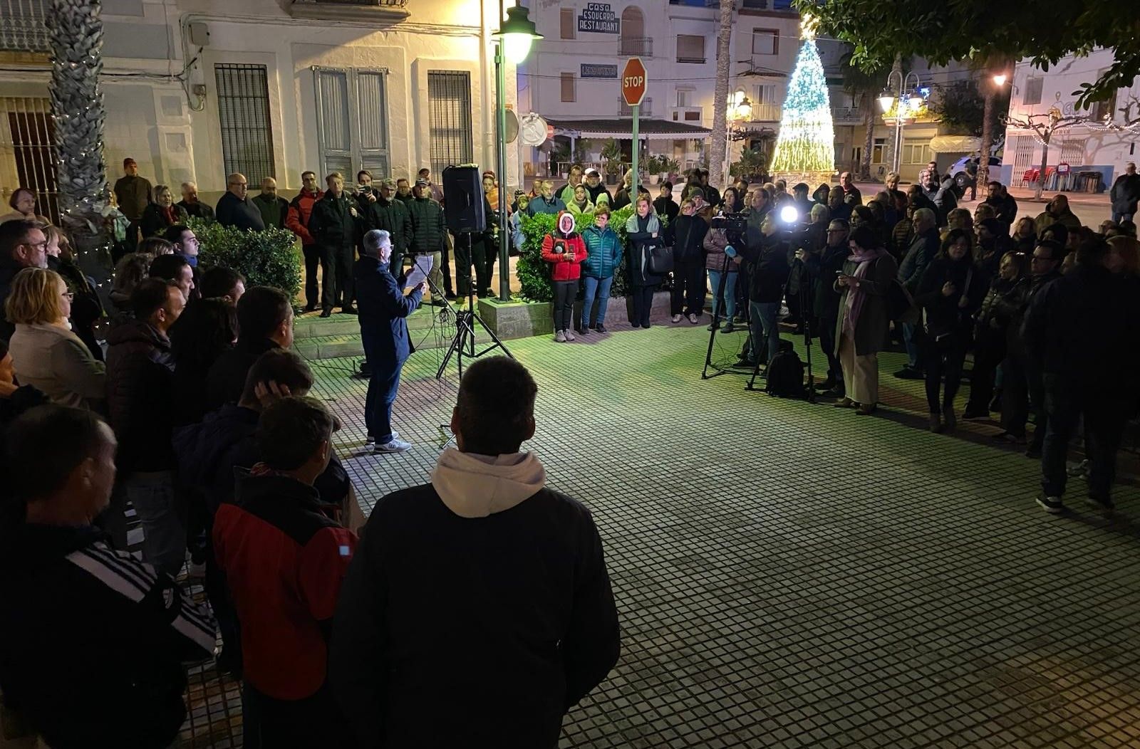 Un centenar de persones concentrades a la plaça de Sant Pere de les Cases, este dilluns.