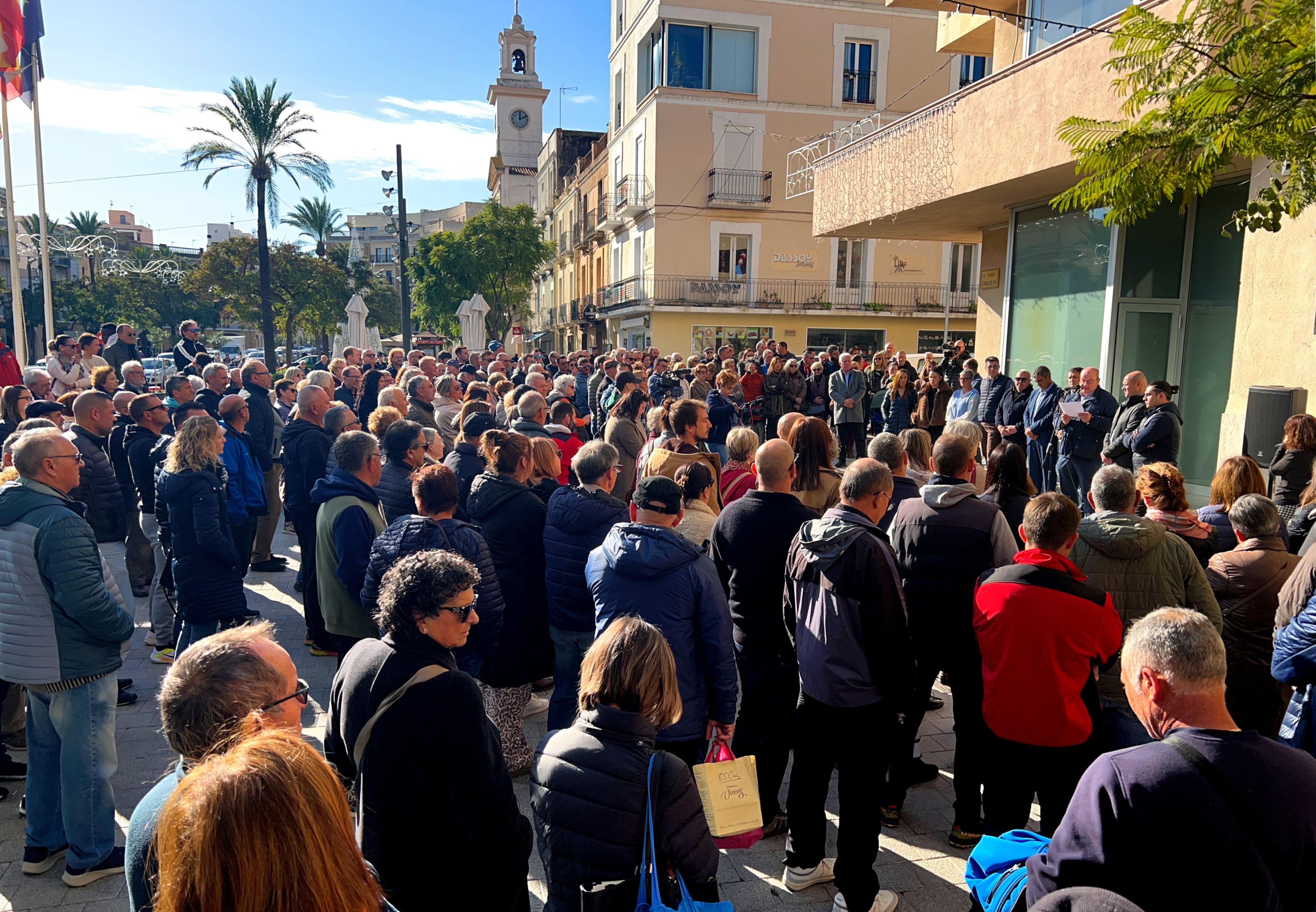 Concentració en suport als pescadors a l'Ajuntament de la Ràpita  