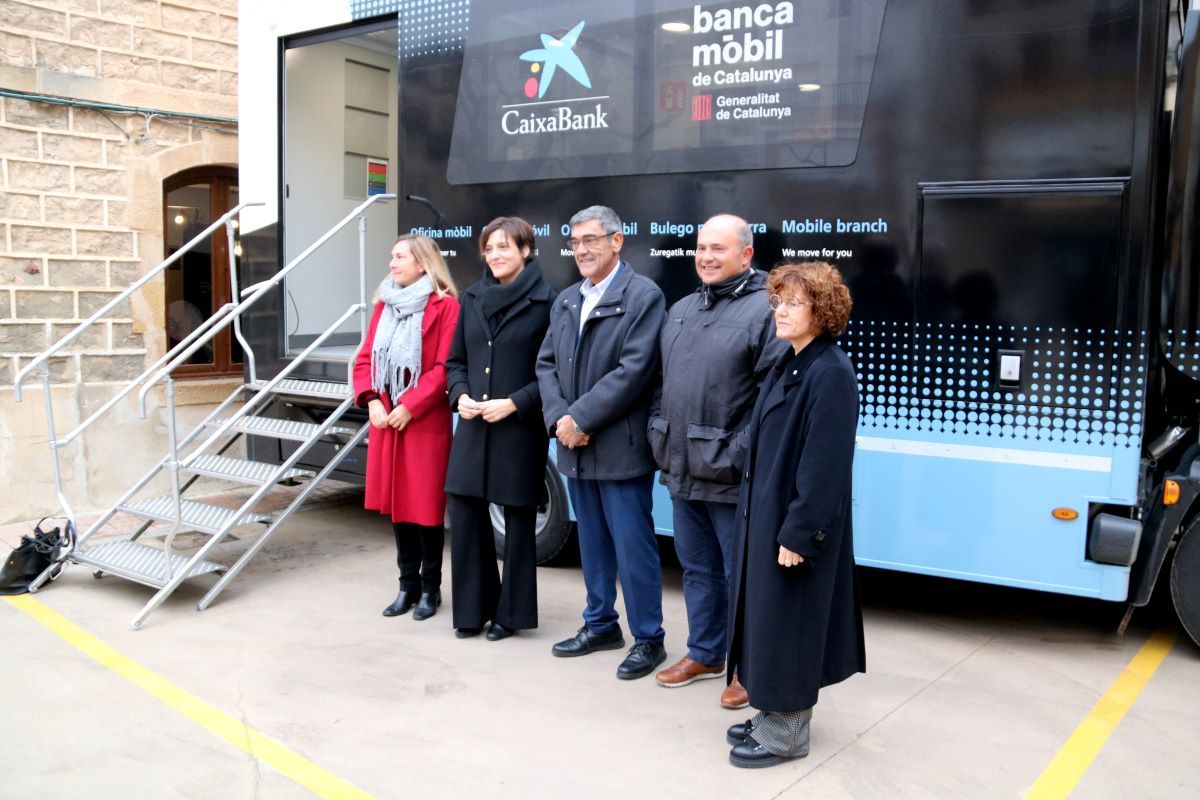 El delegat del Govern a l'Ebre, l'alcalde de la Pobla de Massaluca i representants institucionals i de l'empresa davant del vehicle de la Banca Mòbil  