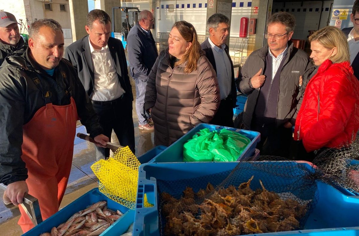 El conseller Ordeig s'ha reunit este divendres amb representants dels pescadors a la Ràpita.