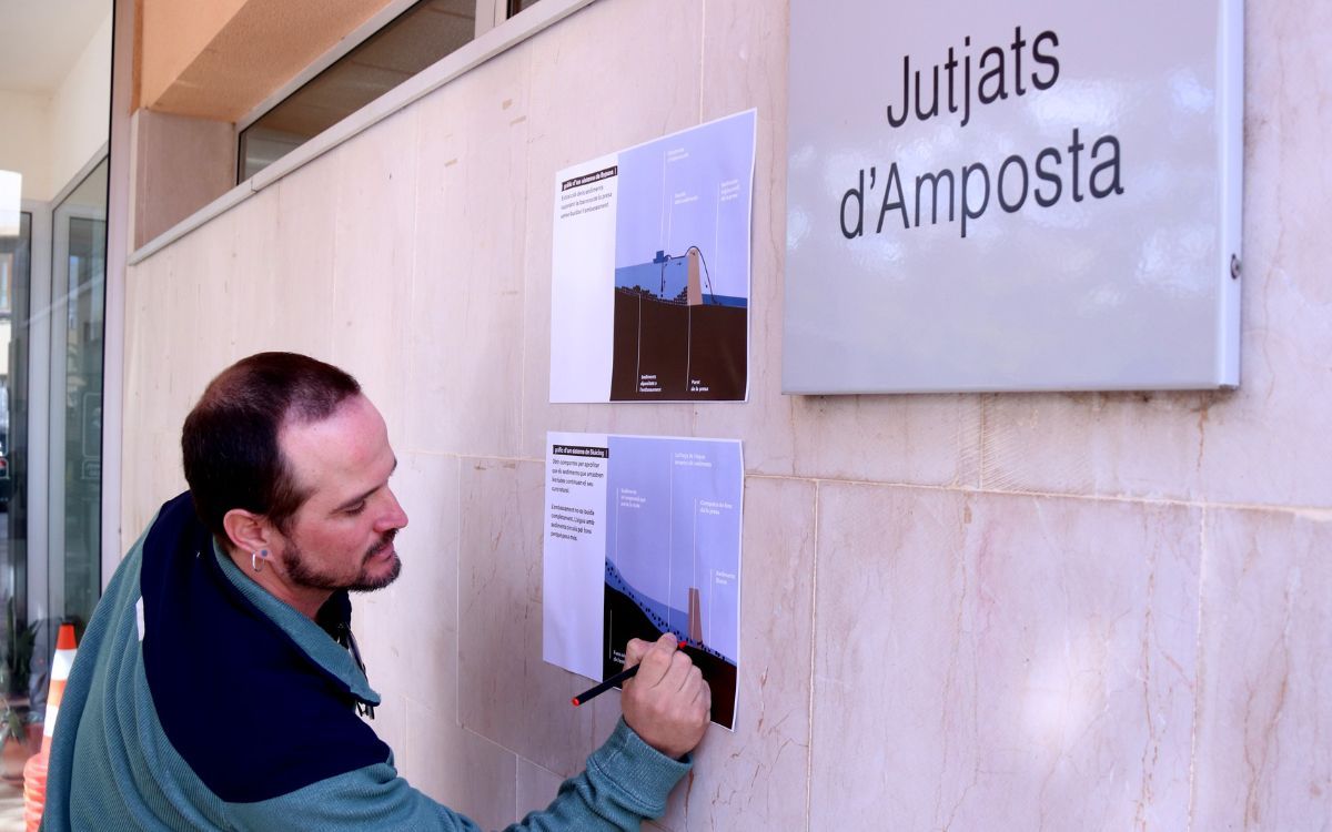 Associació Sediments als jutats d'Amposta durant una protesta