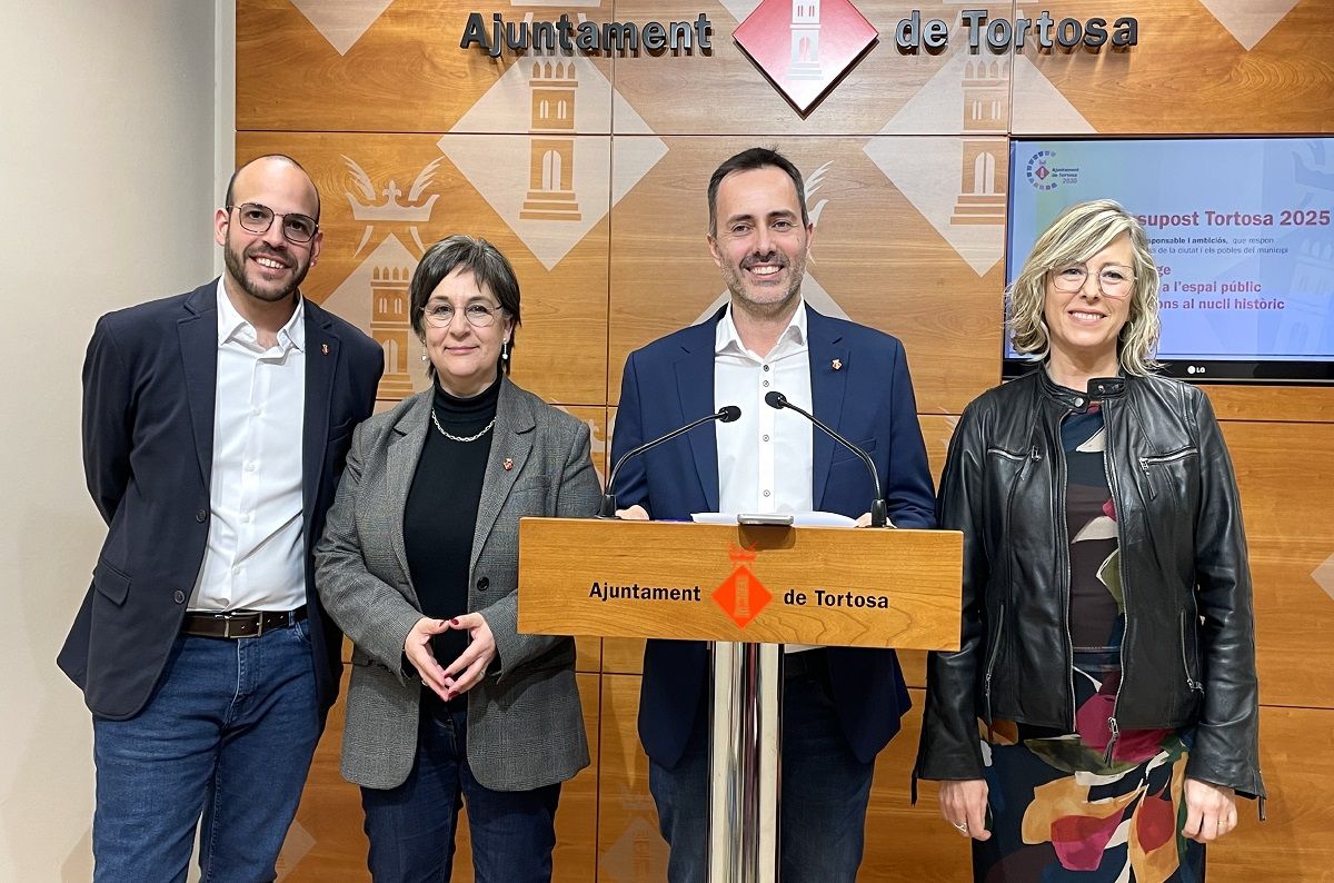 Representants del govern de Tortosa, amb l'alcalde, Jordi Jordan, al faristol.