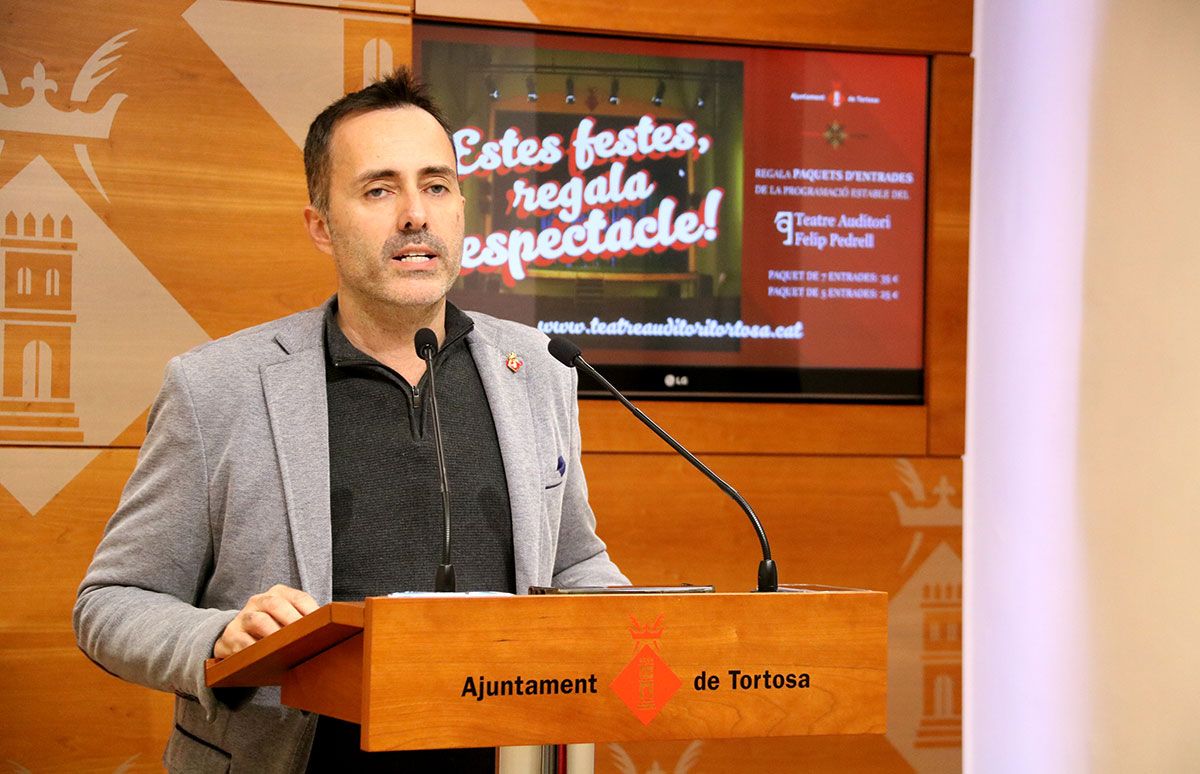 L'alcalde, Jordi Jordan, presentant la nova programació de Tortosa.