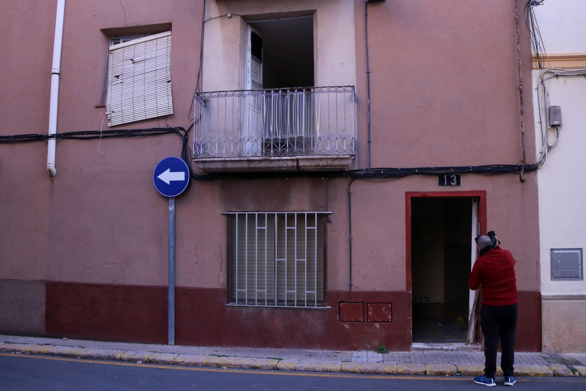 Pla general de l'accés principal pel carrer de Sant Ramon de Roquetes on aquest dimarts a la nit va morir violentament un noi