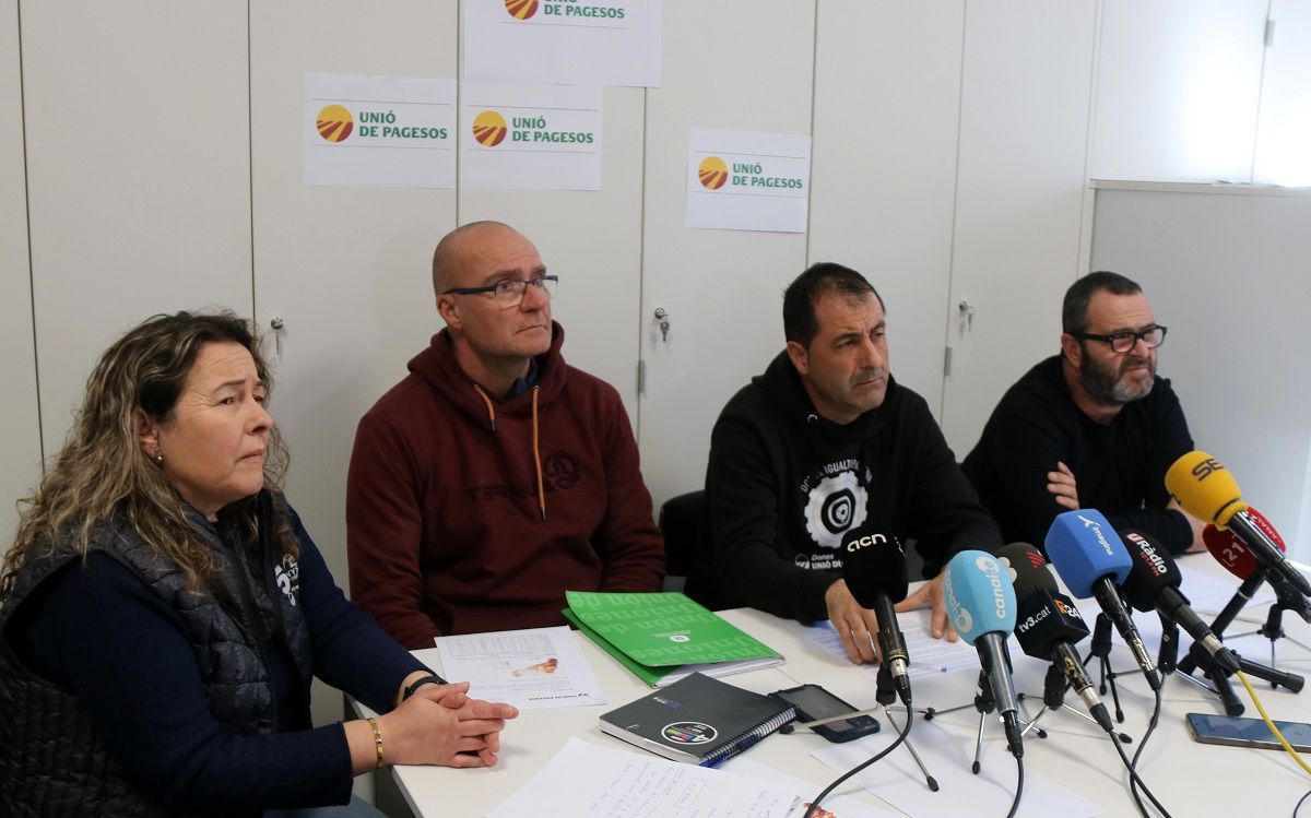 Responsables d'Unió de Pagesos a la seu del sindicat agrari a Tortosa.