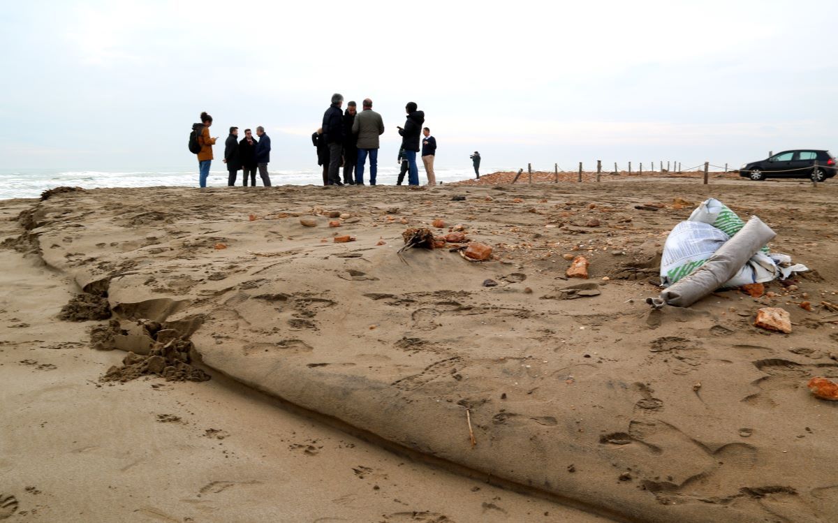 Erosió per l'acció del mar a la platja de Mitjorn.