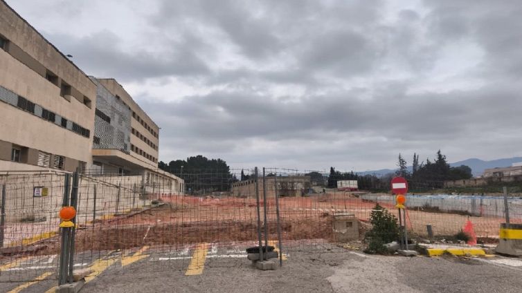 Les obres d'ampliació de l'hospital Verge de la Cinta, ara aturades.