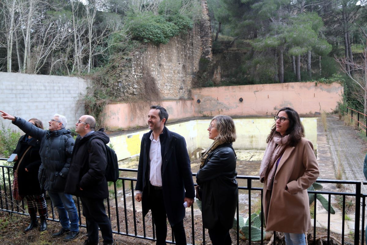 L'alcalde Jordi Jordan i regidors de Tortosa i representants dels veïns del Rastre davant la piscina dels Josepets que es vol recuperar