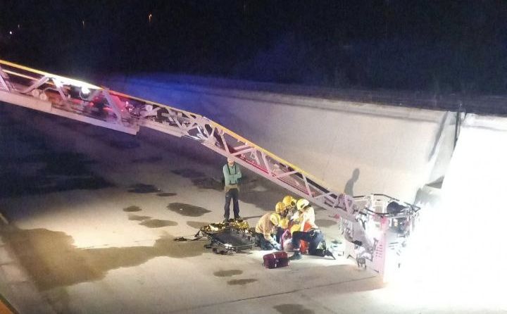 Els Bombers durant les maniobres de salvament al canal dret de l'Ebre, a Tortosa